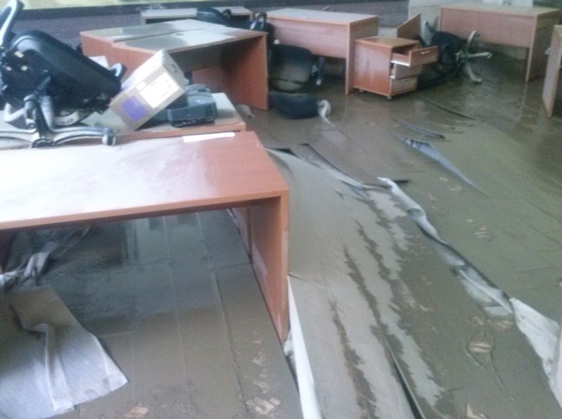 H. Namještaj u učionicama je potpuno devastiran u poplavama