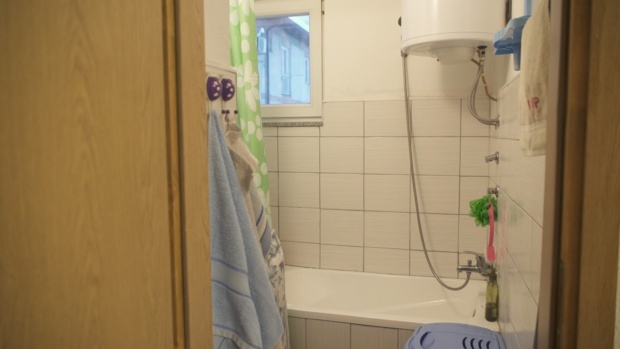 J Potpuno obnovljeno kupatilo u stanu Radmile Vukadin