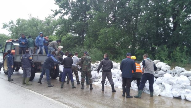 C Zemljoradnici iz Orašja su u maju 2014. godine pravili pješčane brane kako bi zaštitili svoje njive
