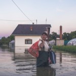 E Dok je voda nadolazila i uništavala plastenike zemljoradnici su brali što se još ubrati dalo