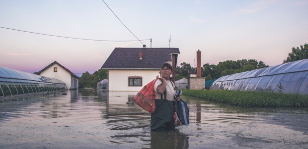 E Dok je voda nadolazila i uništavala plastenike zemljoradnici su brali što se još ubrati dalo