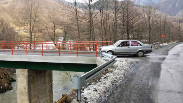 F Nijaz Kopić i 1.600 žitelja Milankovića svakodnevno prelaze obnovljeni most kako bi došli do Olova, Ze- Do i Sarajevskog kantona