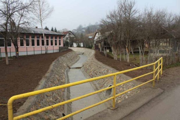 H Radovi na regulaciji korita potoka koji su izvedeni u sklopu EU Programa za oporavak od poplava zaštitili su školu