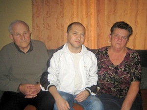 kosta-gavric-u-drustvu-roditelja