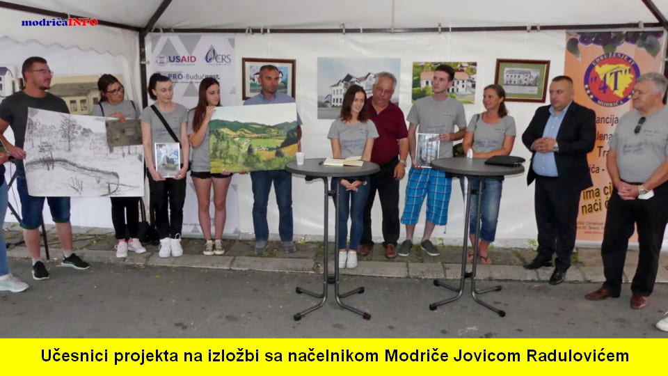Učesnici projekta na izložbi sa načelnikom Modriče Jovicom Radulovićem